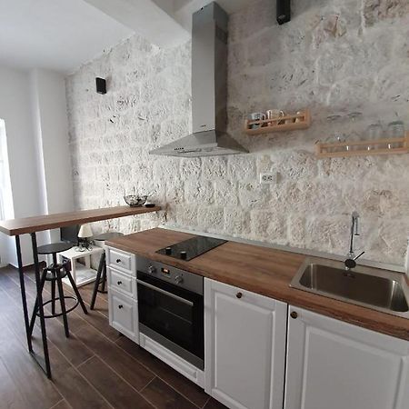 Apartments Kut Вис Екстериор снимка